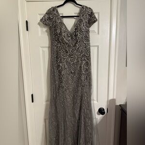 Camille Long Grey Dress Size 14
Mother of the Bride Dress